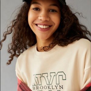 Embroidered Destination crew neck ivory sweatshirt